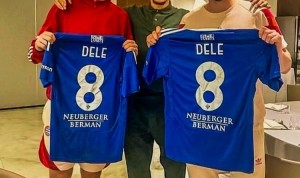 阿里探望前热刺队友凯恩和戴尔，并向两人赠送科莫球衣&amp;合影留念