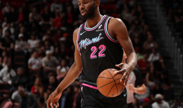 竞技宝-1分不算超额~维金斯12投7中&amp;三分7中3 砍下19分&amp;正负值+12