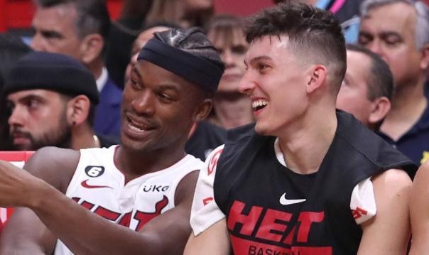 竞技宝官网-常规赛末各队开始演技大比拼 雄鹿躺平湖人遭殃？