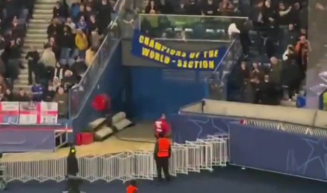 竞技宝官网-整活😂切尔西球迷在巴黎主场拉起的横幅：世界冠军专区🔥